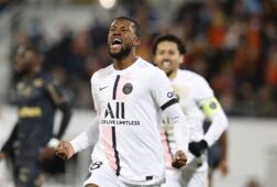Georginio Wijnaldum juicht na zijn goal