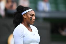 Serena Williams met pleisters op haar gezicht