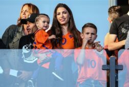 Yolanthe Cabau, ex van Wesley Sneijder, met haar kinderen op een voetbaltribune