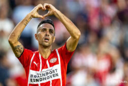 Eran Zahavi juicht na een doelpunt