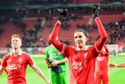 Ramiz Zerrouki bedankt de FC Twente-fans na een zege