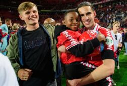 Ramiz Zerrouki met het zoontje van Jody Lukoki