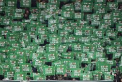 FC Groningen-fans protesteren tijdens de thuiswedstrijd tegen AZ
