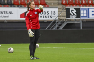 Oliwia Szymczak in de warming-up bij PEC Zwolle