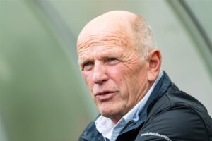Jan Streuer zit in de dug-out op het trainingscomplex van FC Twente