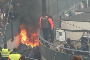 Een spandoek vat vlam tijdens de bekerfinale