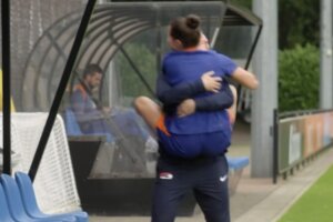 Merel van Dongen springt in de armen van Stefanie van der Gragt