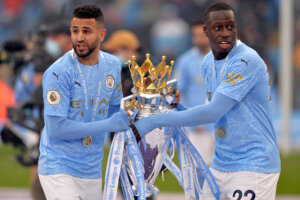 Riyad Mahrez en Benjamin Mendy met de Premier League-trofee