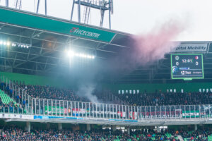 Supporters van Feyenoord in het uitvak van FC Groningen