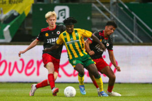 Cedric Hatenboer en Joel Ideho in duel