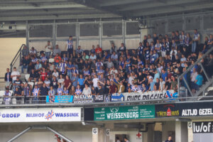 SC Heerenveen-fans in het uitvak van Heracles