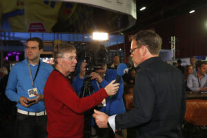 Geert van Tuinen interviewt Henk de Jong, met in de achtergrond Andor Faber