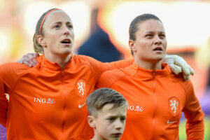 Loes Geurts en Sherida Spitse in 2019 bij de OranjeLeeuwinnen