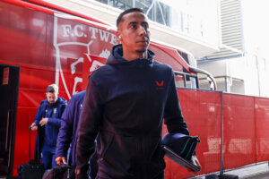 Anass Salah-Eddine bij de spelersbus van FC Twente