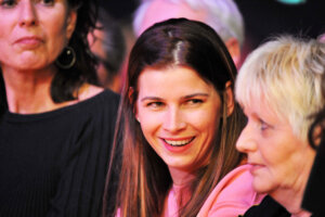 Daphne in het publiek bij een wedstrijd van Michael van Gerwen