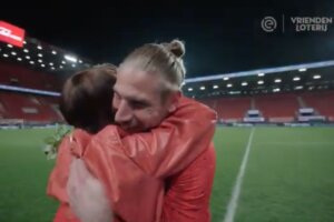 Hedy krijgt een knuffel van Lars Unnerstall