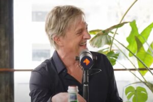 Wim Kieft achter de microfoon