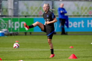 Inessa Kaagman op een training van de OranjeLeeuwinnen