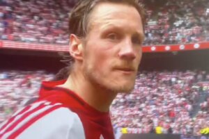 Wout Weghorst reageert op een camera van ESPN