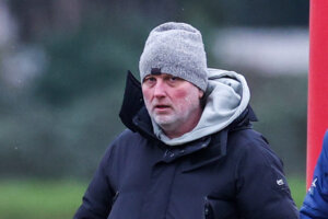 Leon ten Voorde langs het trainingsveld