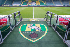 Het logo van ADO Den Haag in het stadion