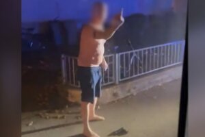 Man zwaait met pistool tegenover fans Go Ahead Eagles