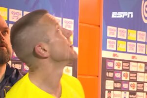 Lewis Holtby krijgt een bierdouche