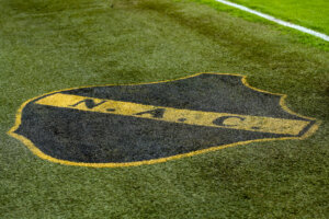 Het logo van NAC in de grasmat