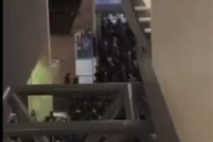 Supporters komen via nooduitgang ArenA binnen