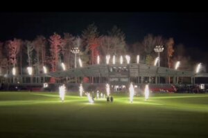 Cameraman valt bij opening Stadion de Herdgang