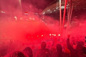 De pyro van de Twente-fans vanuit het uitvak in Utrecht