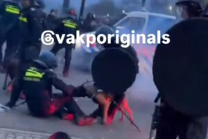 Een politiehond bijt een ME'er na de Twentse derby