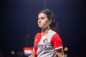Emma Pijnenburg in het shirt van Feyenoord