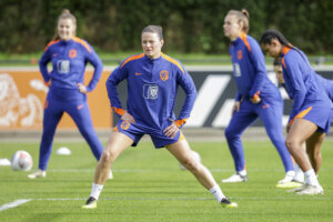 Sherida Spitse op het trainingsveld bij de OranjeLeeuwinnen