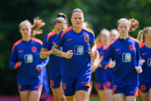 Sherida Spitse op de training van de OranjeLeeuwinnen