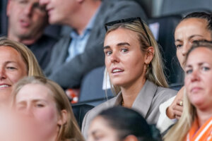 Jill Roord op de tribune bij de OranjeLeeuwinnen