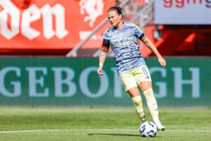 Sherida Spitse aan de bal namens Ajax