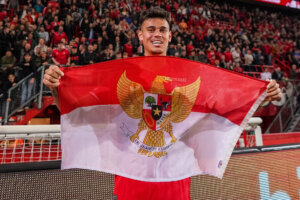 Mees Hilgers met de vlag van Indonesië