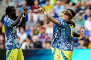 Kristian Hlynsson juicht na een treffer voor Jong Ajax