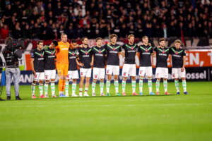 De spelers van FC Twente tijdens een minuut stilte