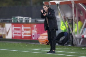 Marelle Worm langs de lijn bij Telstar