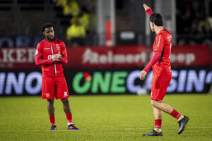 Thom Haye maakt gebaartjes richting het uitvak van Heerenveen