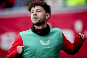 Mitchell van Bergen aan het warmlopen