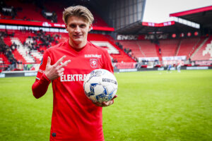 Sem Steijn met de wedstrijdbal