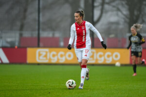 Bente Jansen in het shirt van Ajax