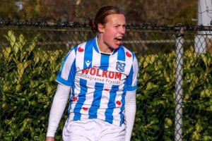 Evi Maatman juicht na haar goal voor SC Heerenveen