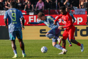 Mika Godts in duel met Hamdi Akujobi