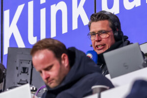 Sander de Vries (onder) en Arjen de Boer (boven) op de perstribune