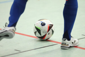 Een bal in het futsal