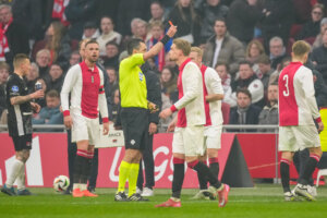 Anton Gaaei krijgt rood tegen AZ